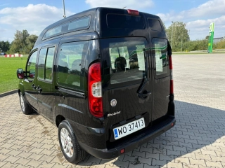 Fiat Doblo, auto z najazdami i pasami w bagażniku