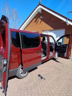 Renault Trafic z windą dla niepełnosprawnych