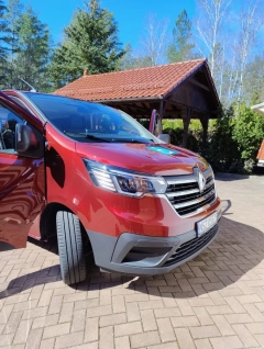 Renault Trafic z windą dla niepełnosprawnych