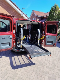 Renault Trafic z windą dla niepełnosprawnych