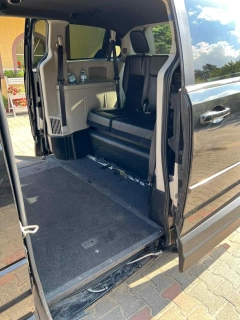 Dodge Grand Caravan przystosowany do przewozu osób niepełnosprawych