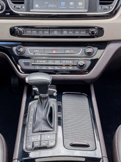 KIA CArnival/ najbogatsza wersja LIMITED/ automat/ winda dla niepełnosprawnych/ szyberdach