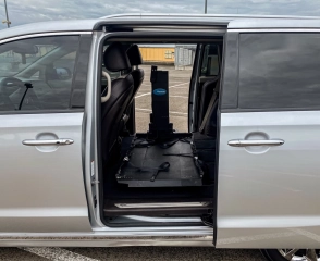 KIA CArnival/ najbogatsza wersja LIMITED/ automat/ winda dla niepełnosprawnych/ szyberdach