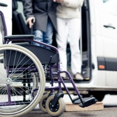 Jakie udogodnienia posiadają samochody dostosowane do przewozu osób niepełnosprawnych?