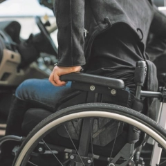 Auta z hydraulicznie opuszczanym zawieszeniem – idealne dla osoby na wózku